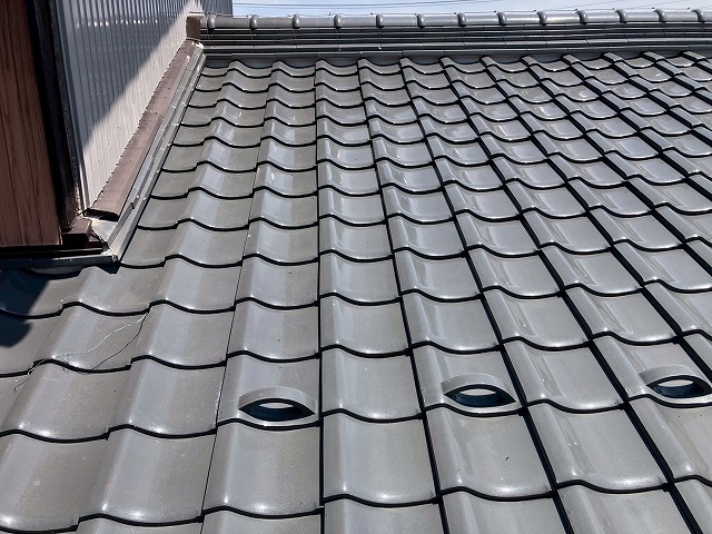 瓦屋根の劣化状況やゆがみを確認